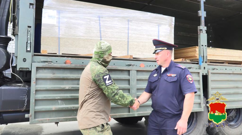 Полицейские из Брянской области передали 3 тонны гуманитарного груза в зону боевых действий