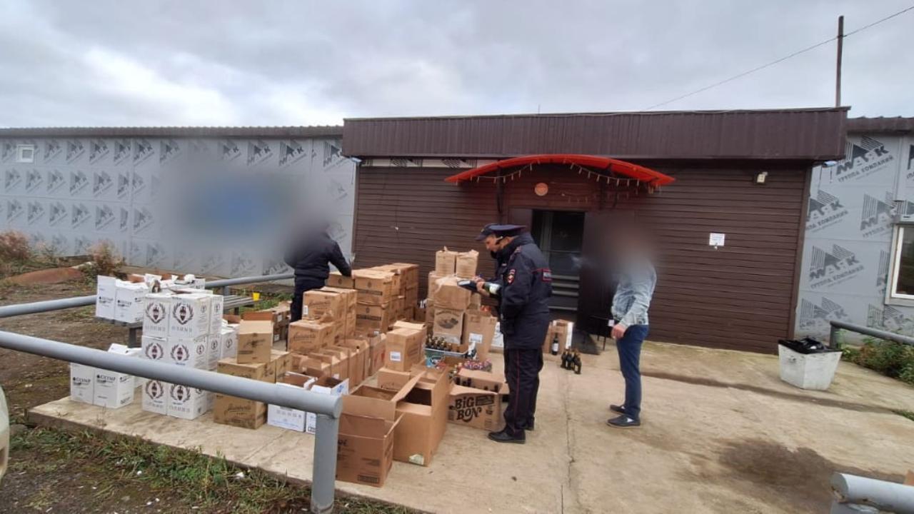В Якутии из кафе-бара и магазина полицейские изъяли свыше 3 тысяч бутылок алкоголя без лицензии