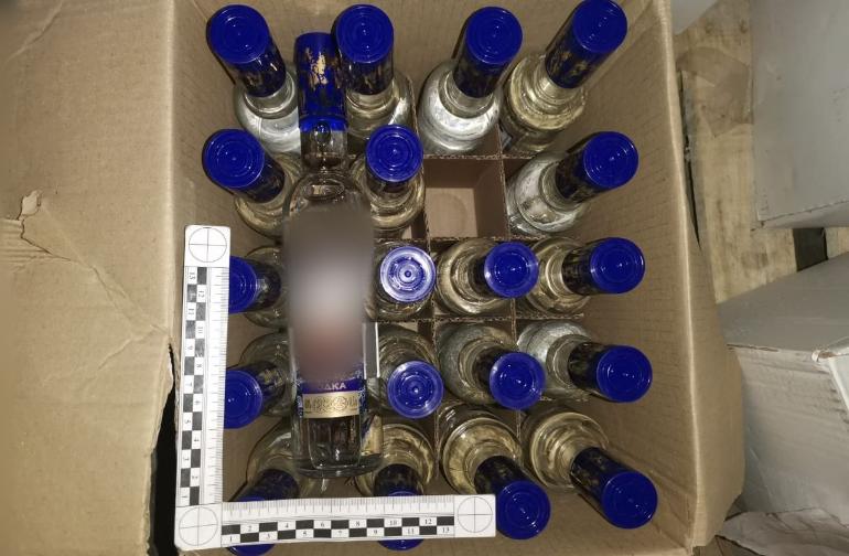 В Якутии полицейские изъяли у местного бизнесмена более 7 тысяч литров нелегальной водки