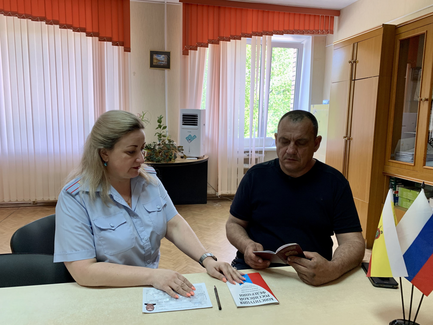 В Рязани полицейские вручили российские паспорта отцу и дочери, приехавшим из Херсонской области