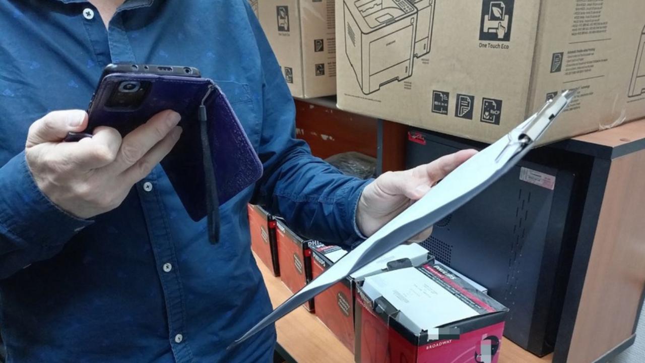 Менеджер пункта выдачи товаров уличён полицией Самары в кражах смартфонов со склада маркетплейса