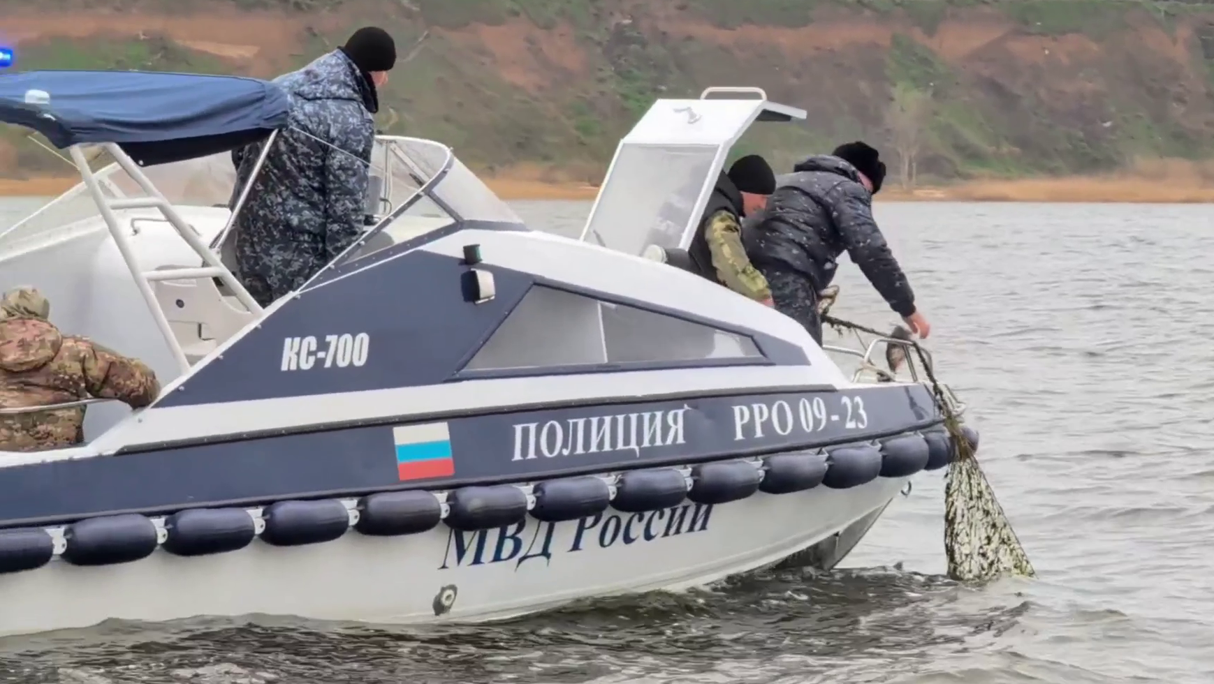 Ростовские правоохранители очистили Таганрогский залив от браконьерских ловушек и спасли сотни рыб