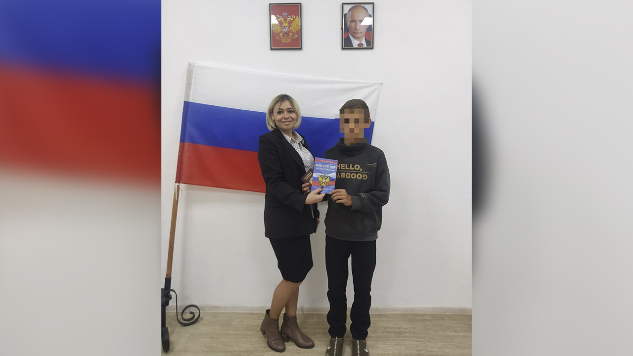 В Херсонской области полицейские в торжественной обстановке вручили российский паспорт 14-летнему школьнику