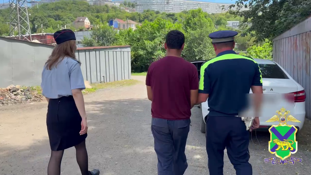 Во Владивостоке полицейские сорвали план двух нелегальных мигрантов по распространению героина