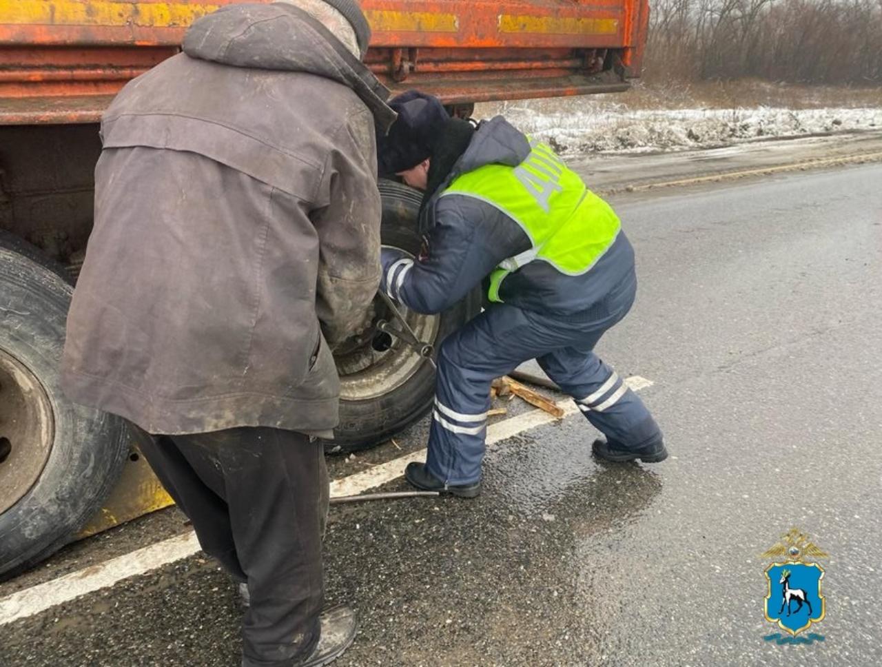 Самарские автоинспекторы помогли 70-летнему водителю, попавшему в трудную дорожную ситуацию