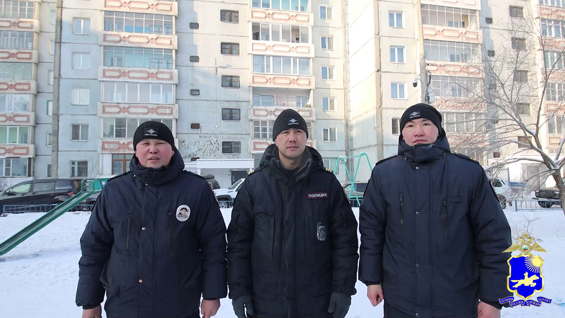 В Тыве сотрудники ППС эвакуировали во время пожара из многоэтажки четырех взрослых и пятерых детей