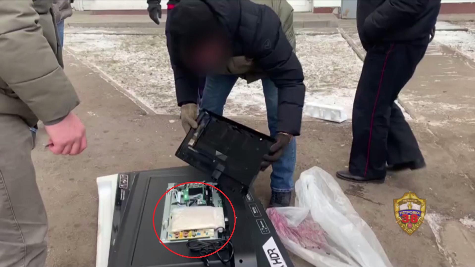 Столичные оперативники пресекли отправку в регион России начинённого «синтетикой» телевизора