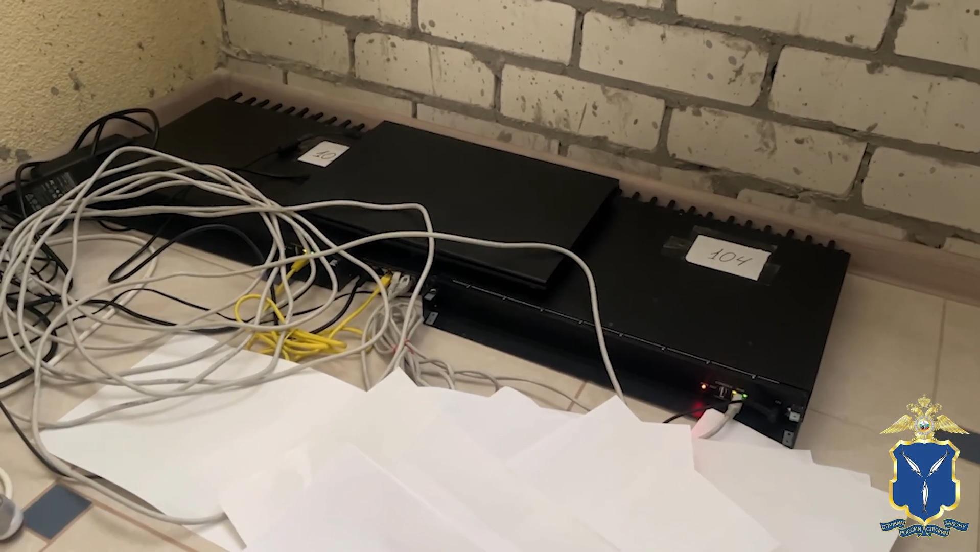 В Саратове полиция изъяла у помощника аферистов два замаскированных под усилители звука сим-бокса