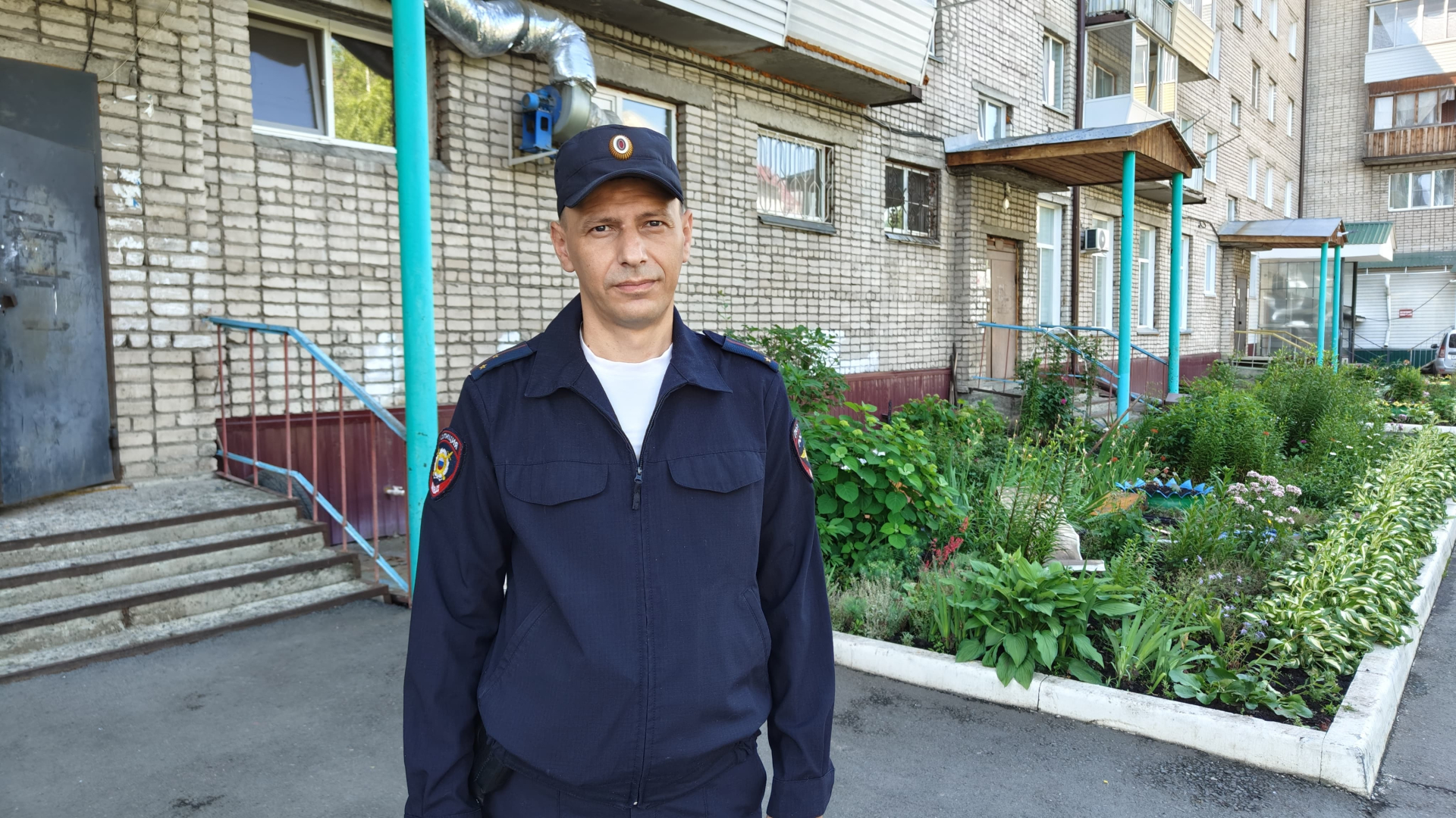 В Республике Алтай полицейский спас мужчину из горящей квартиры