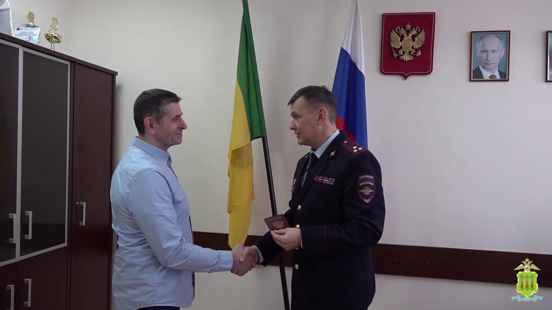 В Пензе полицейские вручили российский паспорт соотечественнику, прибывшему из Канады
