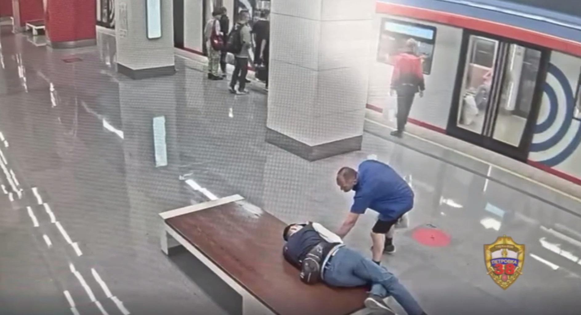 Полицейские столичного метрополитена за несколько часов установили и задержали похитителя смартфона