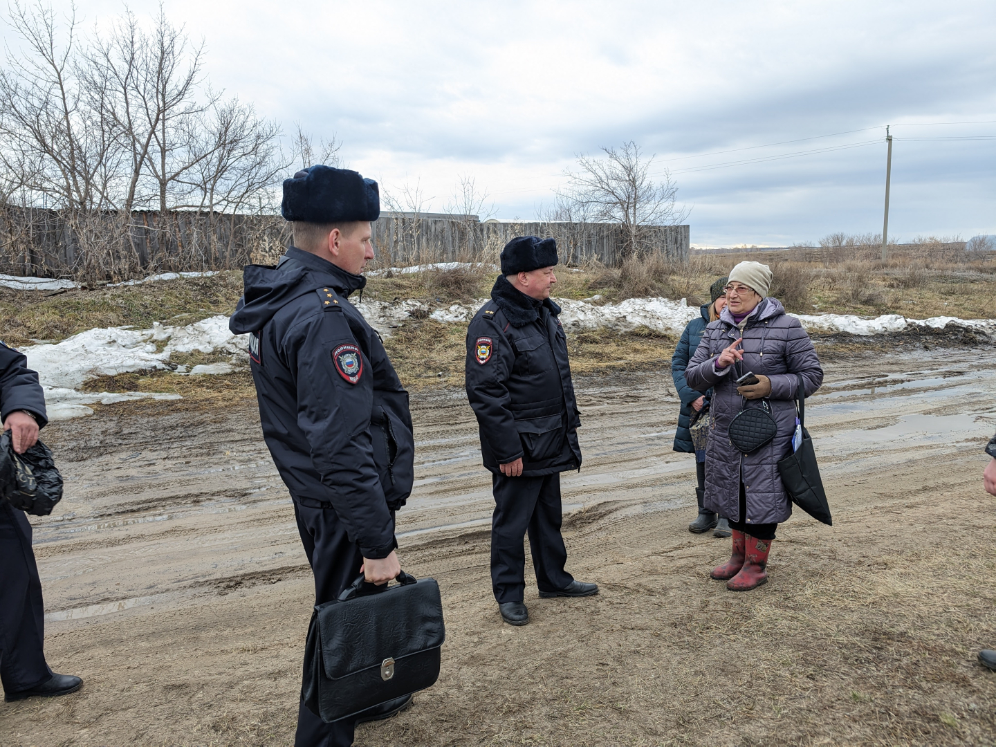 В Целинном округе курганские полицейские оказывают помощь жителям подтопленных территорий