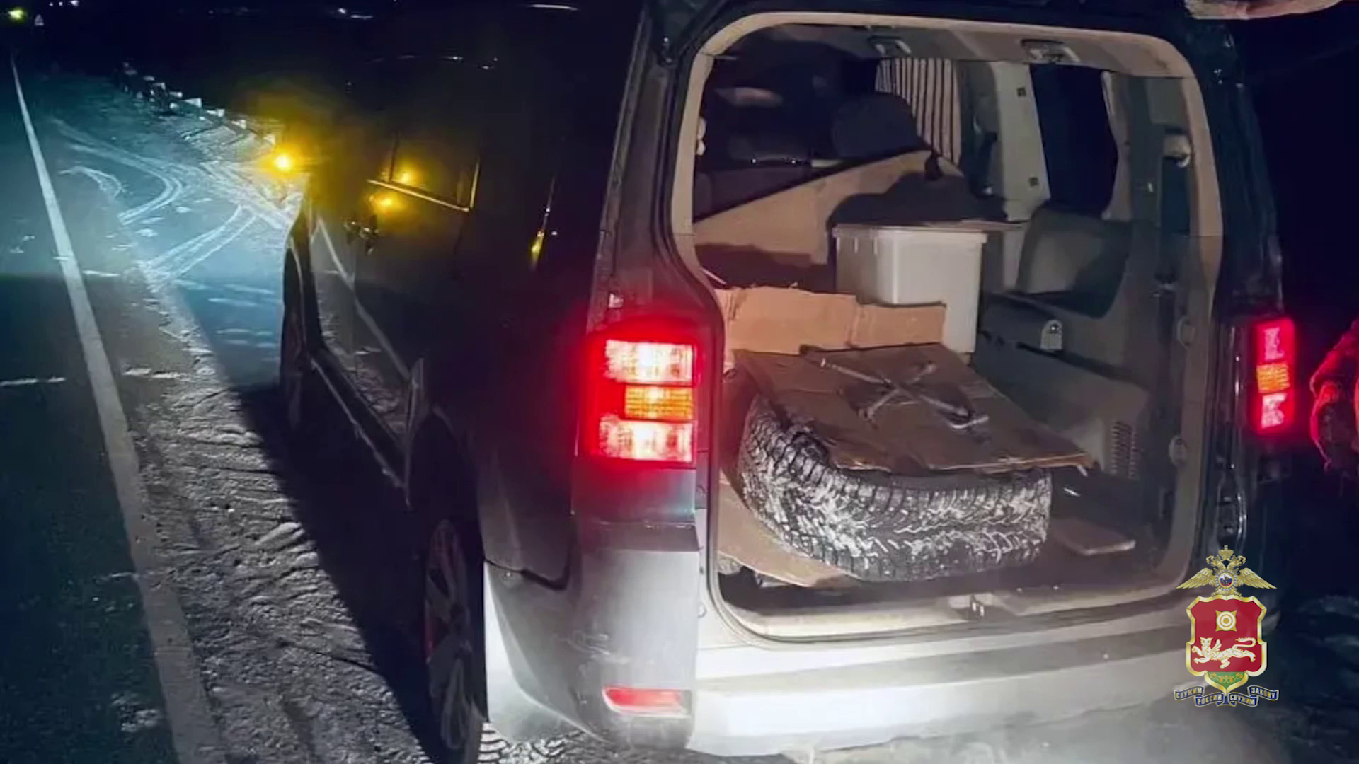 В Хакасии инспекторы ДПС оказали помощь пожилой семейной паре, поменяв пробитое колесо на их машине