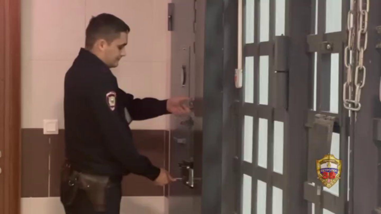 Столичные оперативники задержали москвича, который избил знакомую, причинив её здоровью тяжкий вред