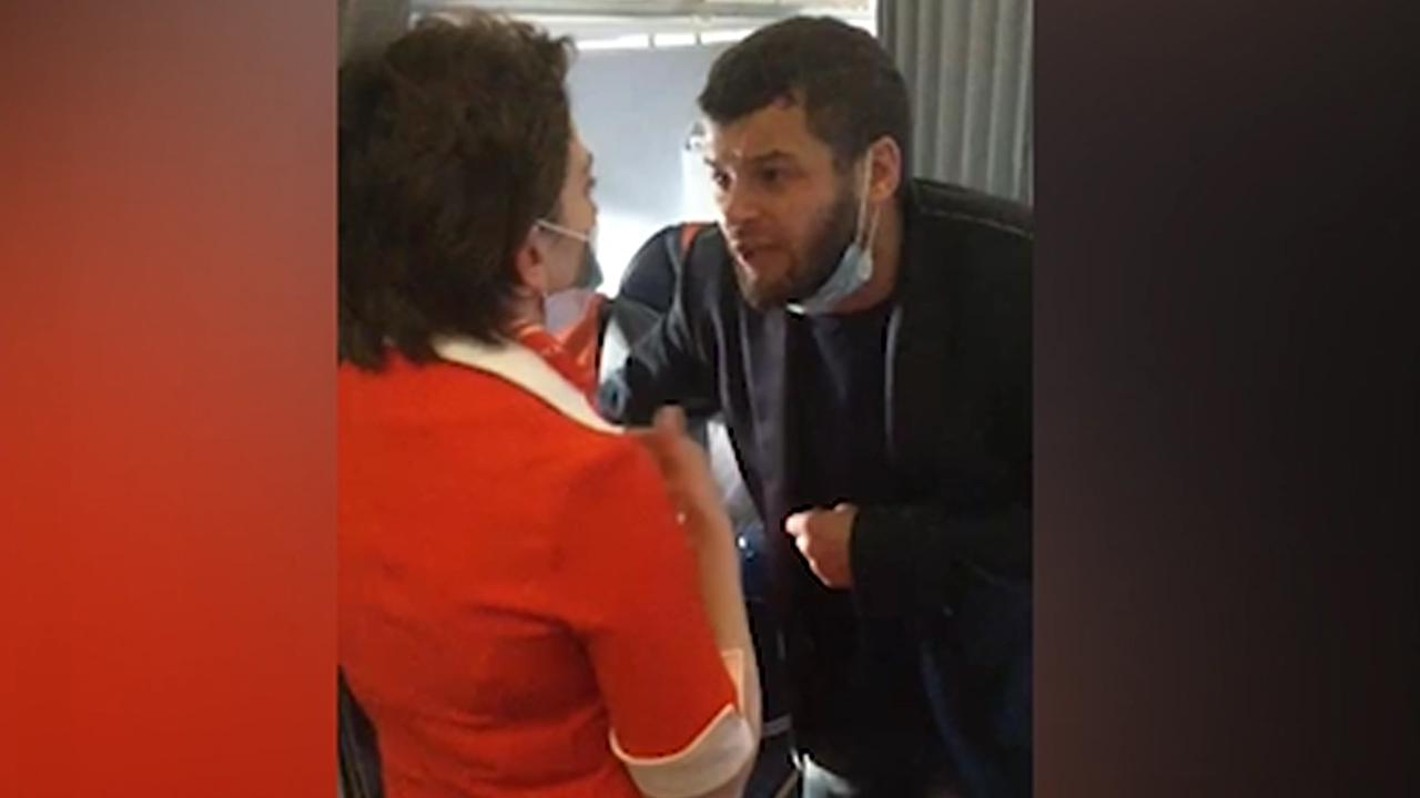 В Волгограде сотрудники транспортной полиции сняли с рейса авиадебошира