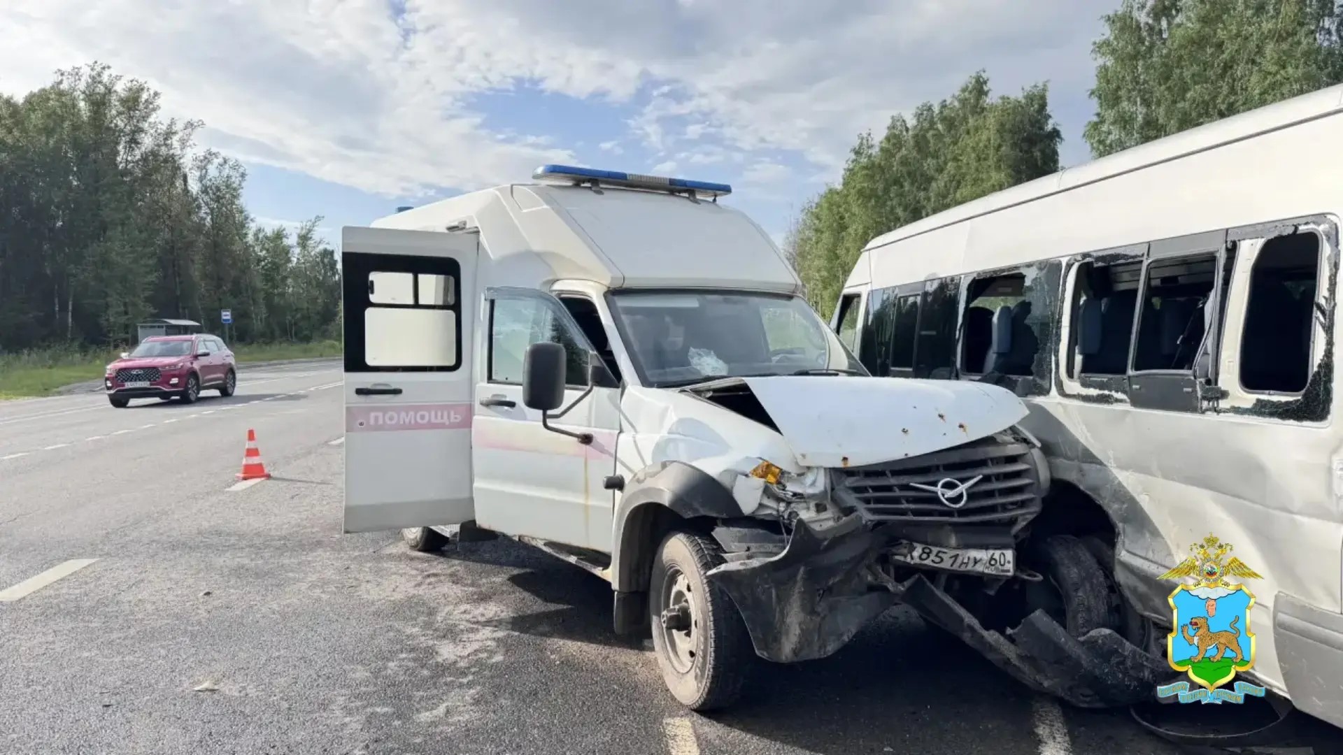 Псковские полицейские выясняют обстоятельства ДТП с участием автомобиля скорой помощи и микроавтобуса