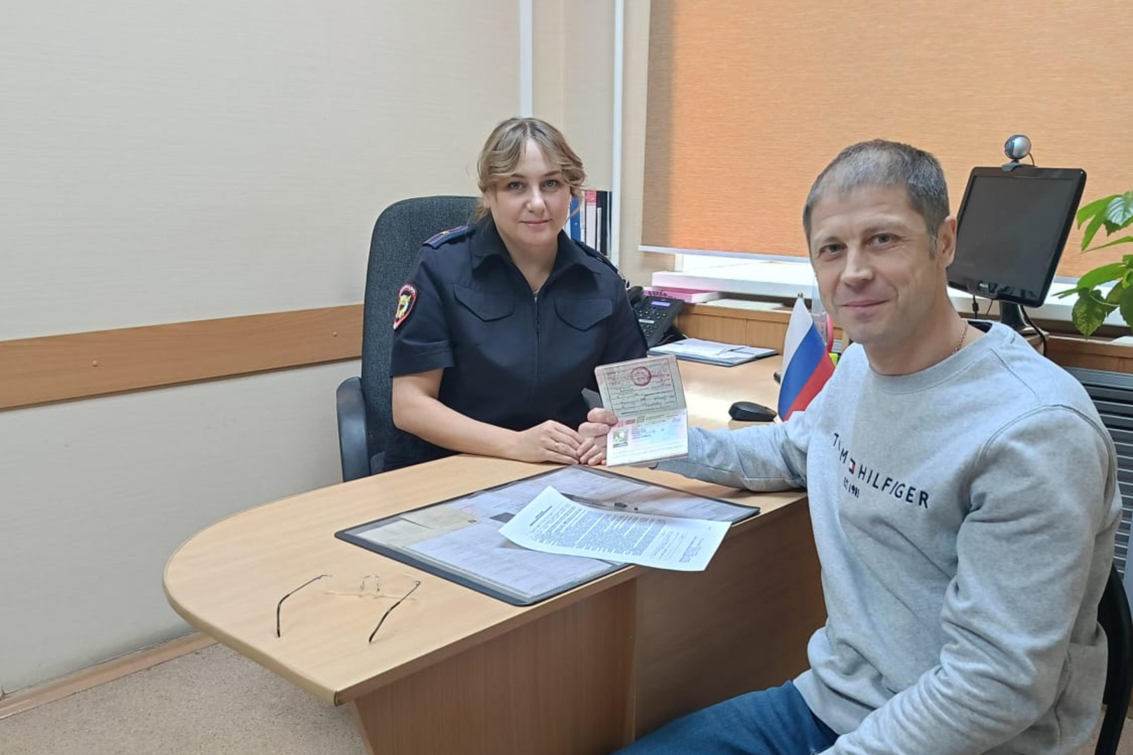 В Челябинске полицейские оформили разрешение на временное проживание в России гражданину Латвии