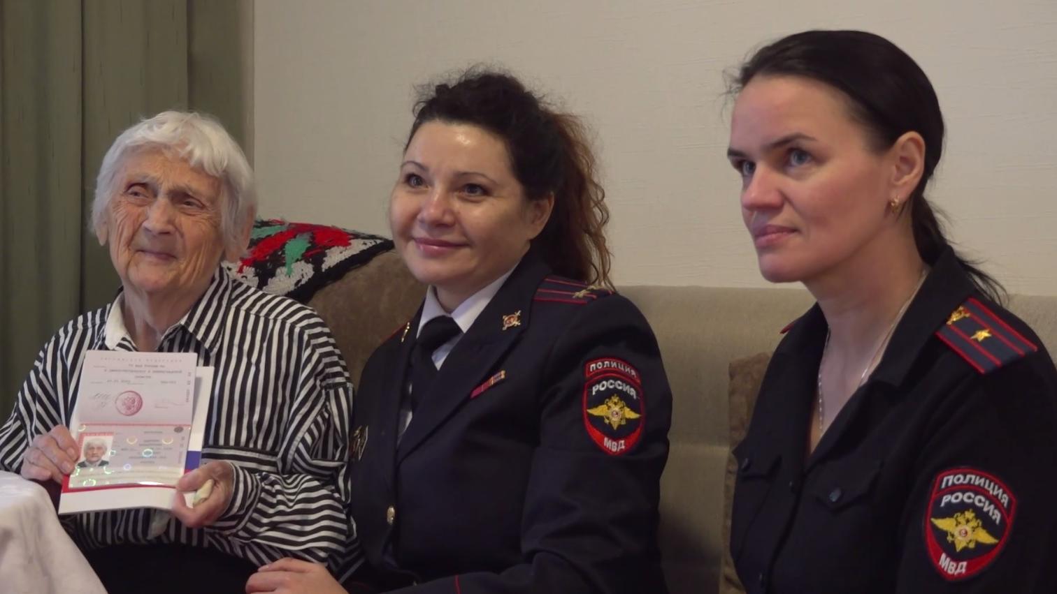 В Санкт-Петербурге паспорт гражданина России вручён 92-летней труженице тыла, приехавшей из Украины