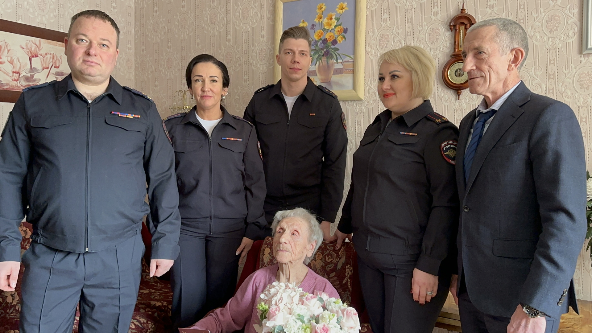 Ирина Волк: Руководство ГУ МВД России по г. Санкт-Петербургу и Ленинградской области вручило паспорт 100-летней пенсионерке из Беларуси