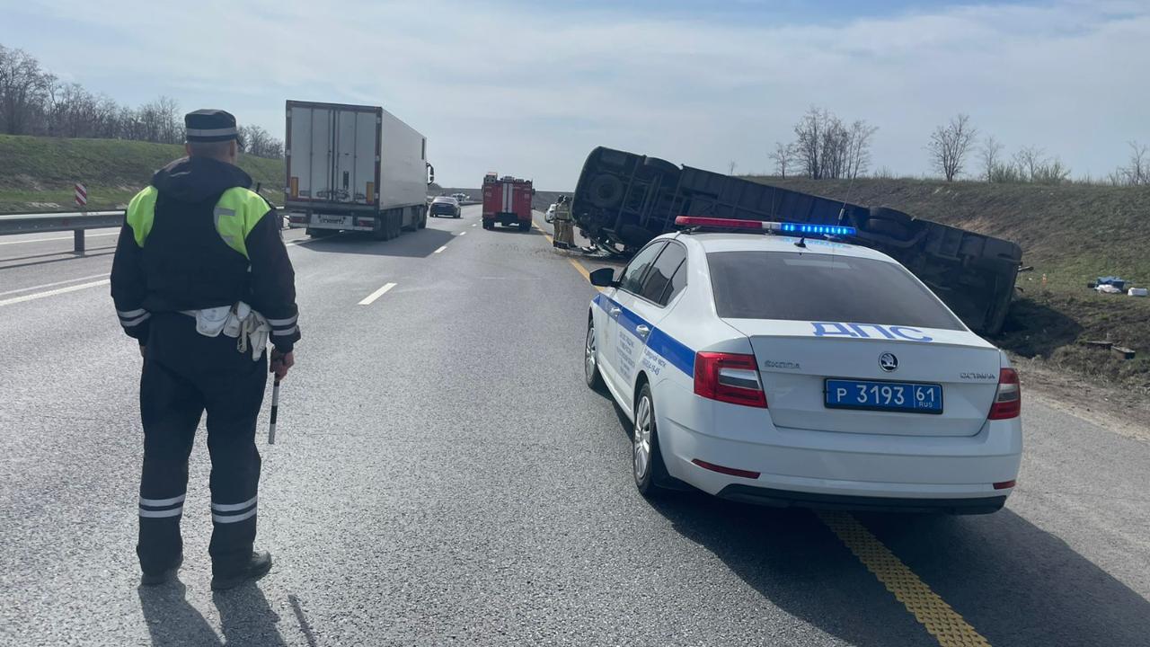 В Ростовской области полиция устанавливает обстоятельства ДТП с рейсовым автобусом