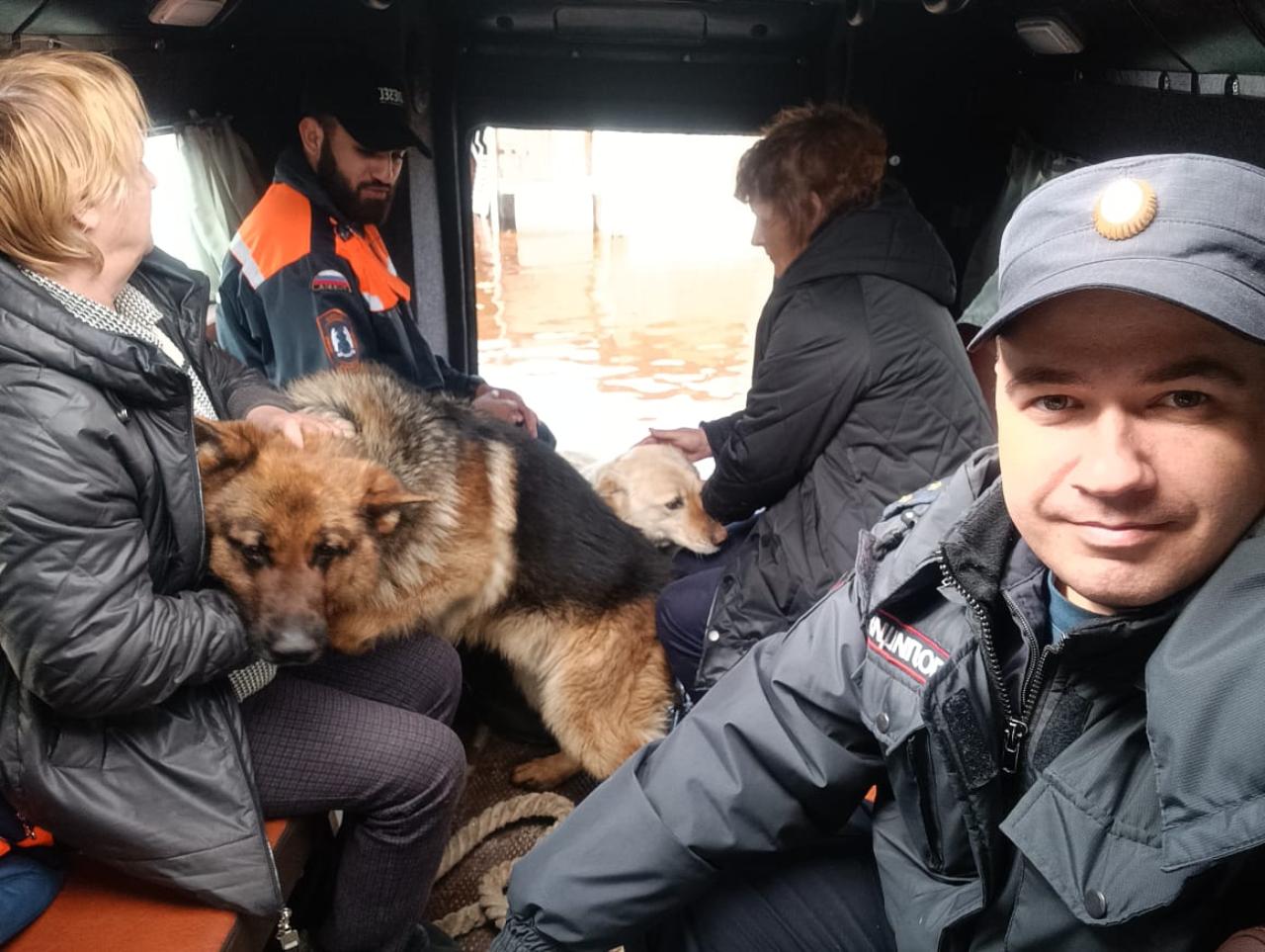 В ЯНАО полицейские оказывают помощь жителям территорий, подтопленных весенним паводком