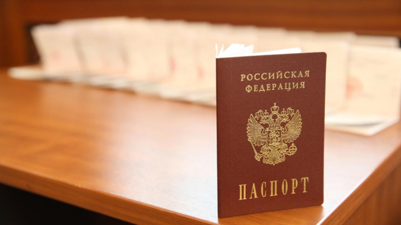 В Республике Крым полицейские вручили паспорта жителям Донецкой Народной Республики