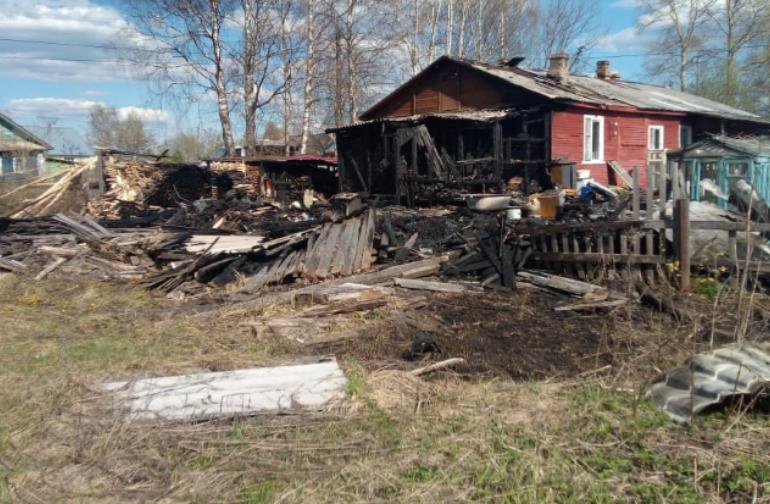 В Вологодской области полицейские спасли из горящего деревянного дома трёх пенсионеров