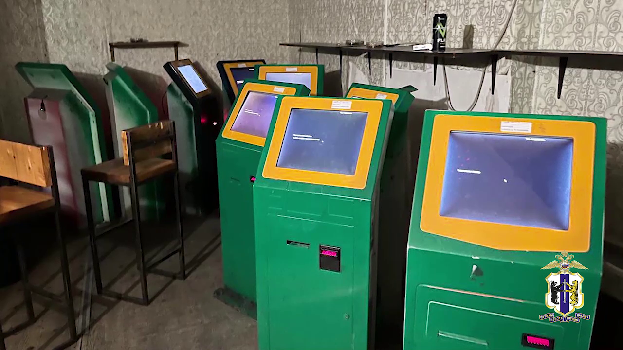 Четверо жителей Хабаровска задержаны за установку 28 игровых терминалов в баре и торговых точках