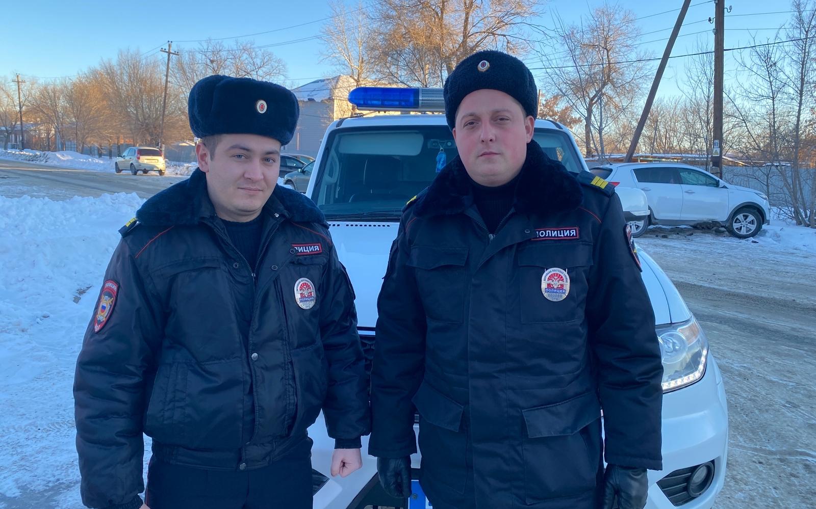 В Оренбургской области сотрудники патрульно-постовой службы спасли человека из горящего гаража