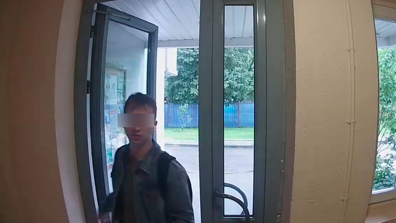 Полицейскими Москвы задержан курьер телефонных аферистов, обманувших двух граждан на 2,8 млн рублей