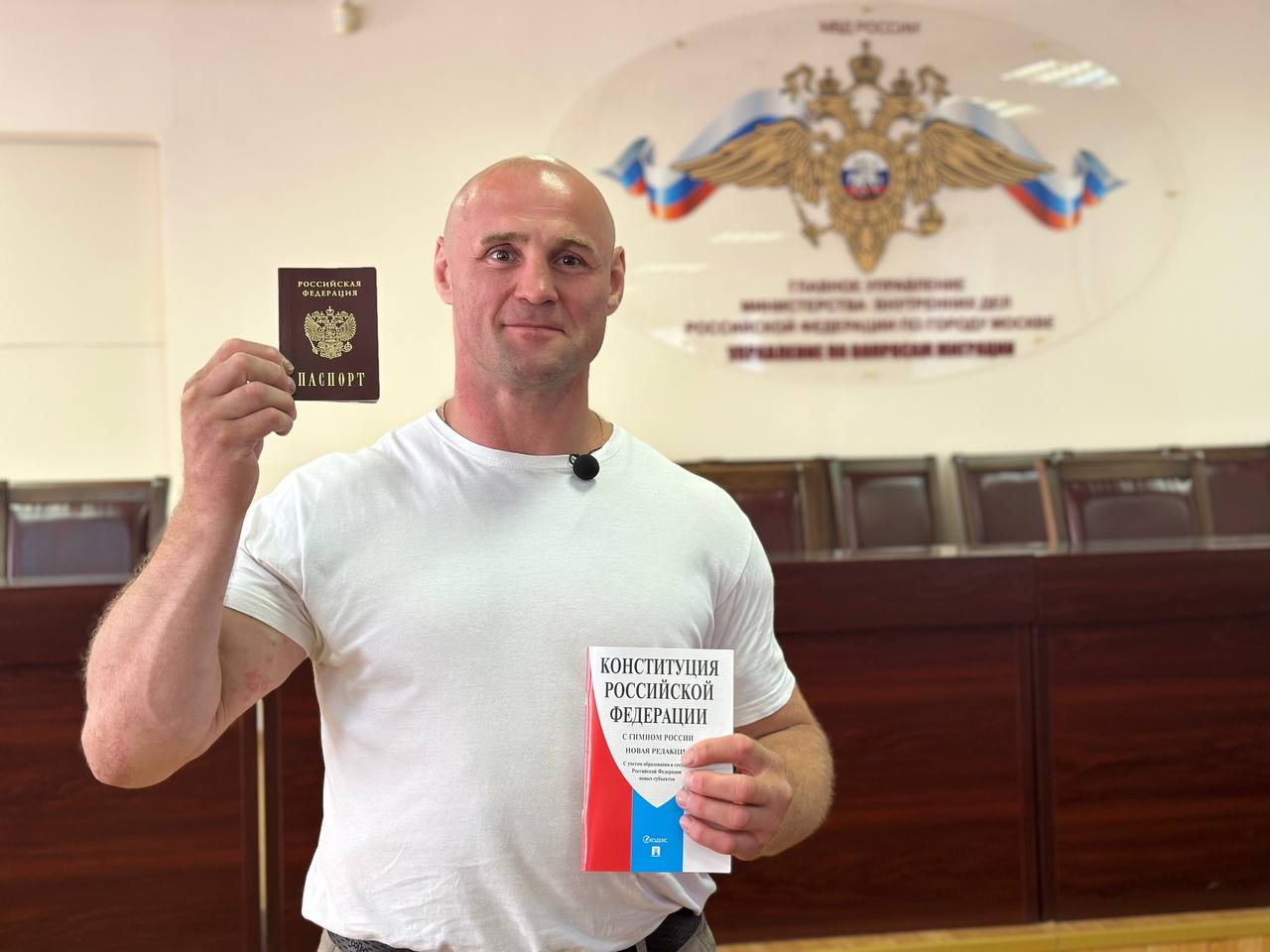 Ирина Волк: Сотрудники полиции вручили паспорт гражданина Российской Федерации кикбоксеру и бойцу смешанных единоборств из Латвии
