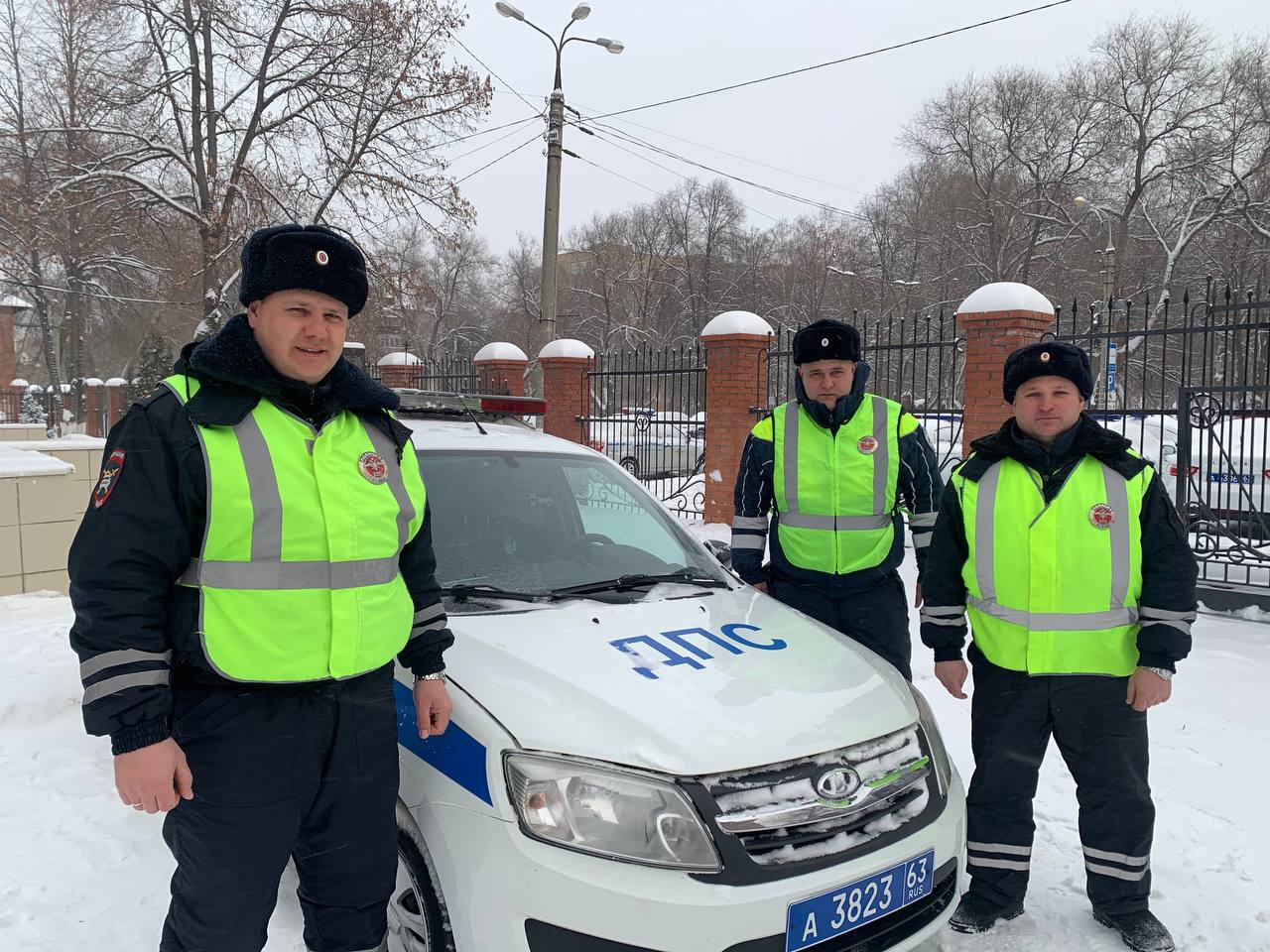 Самарские автоинспекторы помогли мужчине, починив сломавшееся инвалидное кресло-коляску