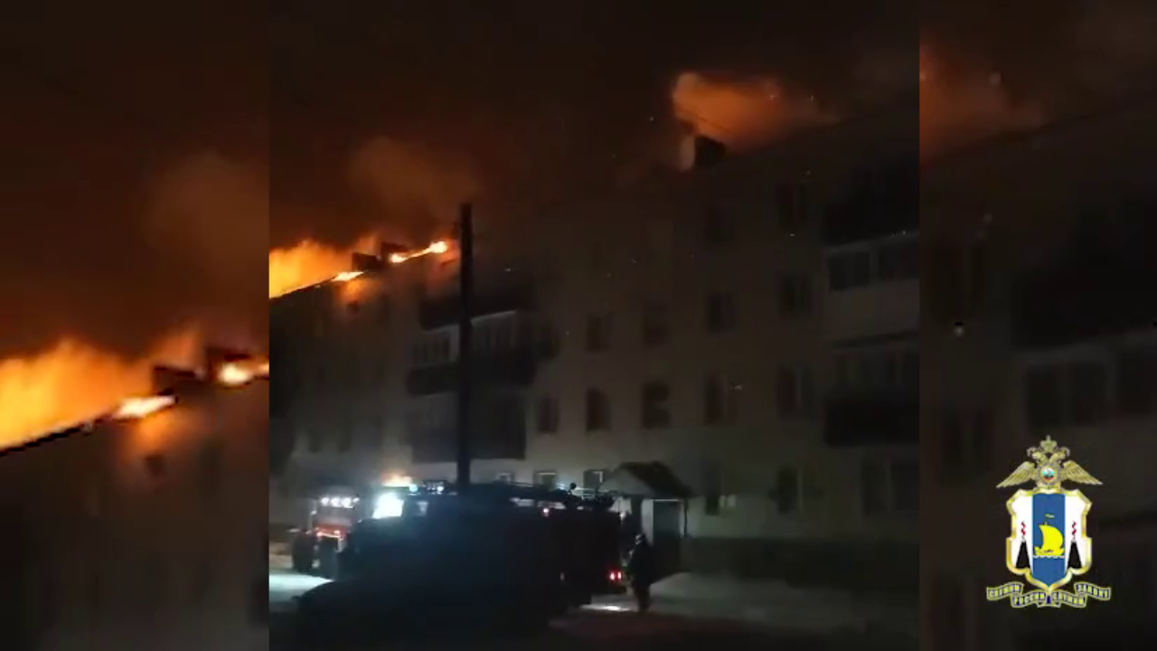На Сахалине сотрудники полиции эвакуировали людей из горящего многоквартирного дома