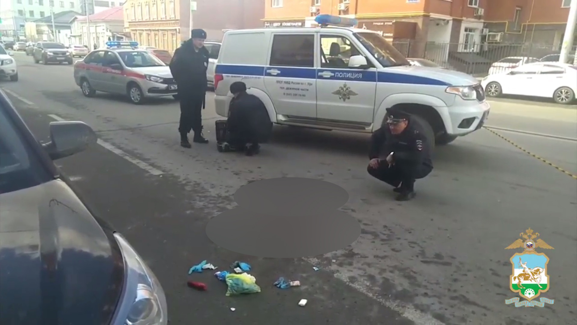 В Уфе полицейские задержали вооружённого ножом мужчину, который ранил сотрудников полиции и себя