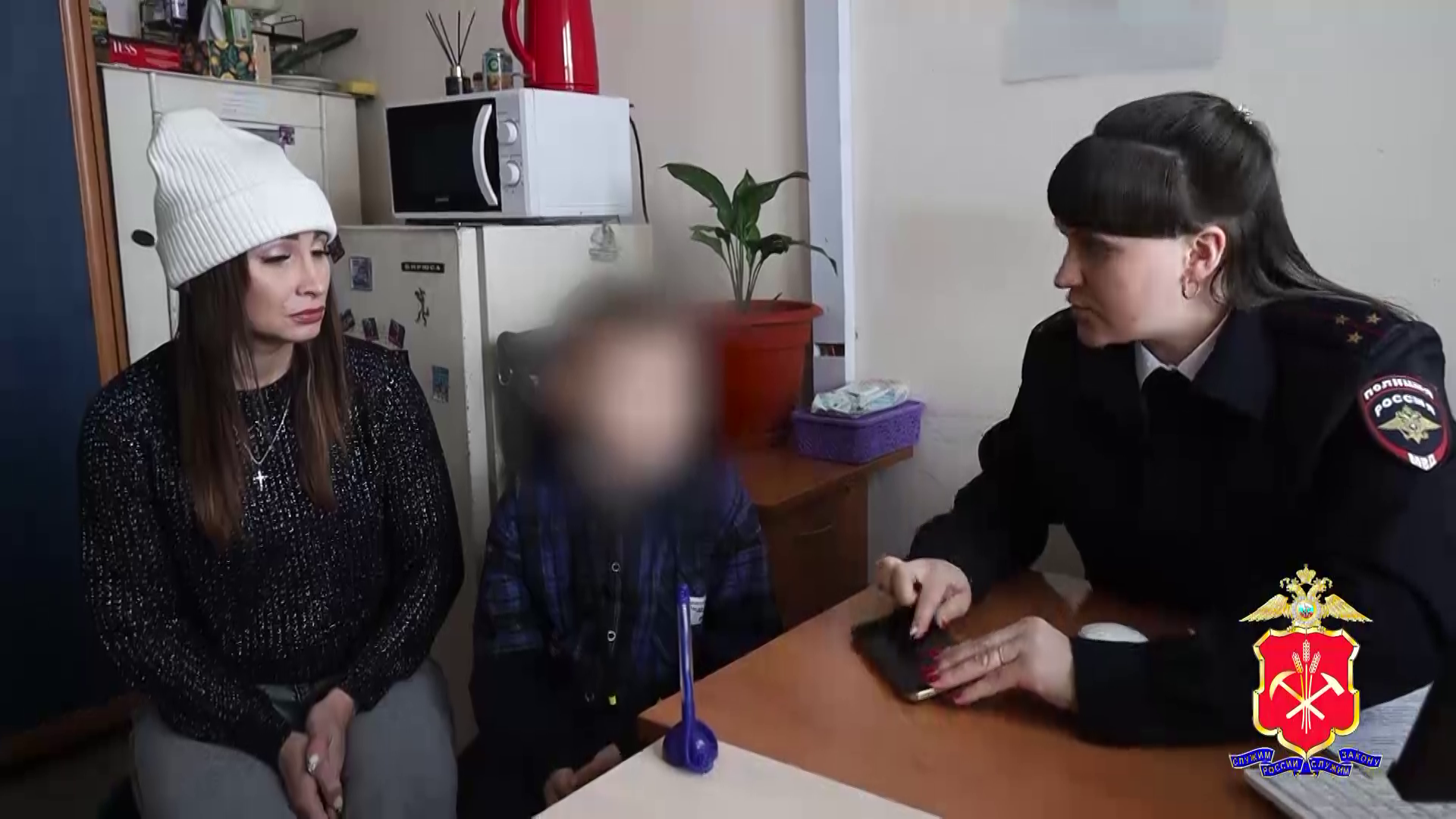 Кемеровские полицейские задержали злоумышленника, ограбившего в троллейбусе 8-летнего школьника
