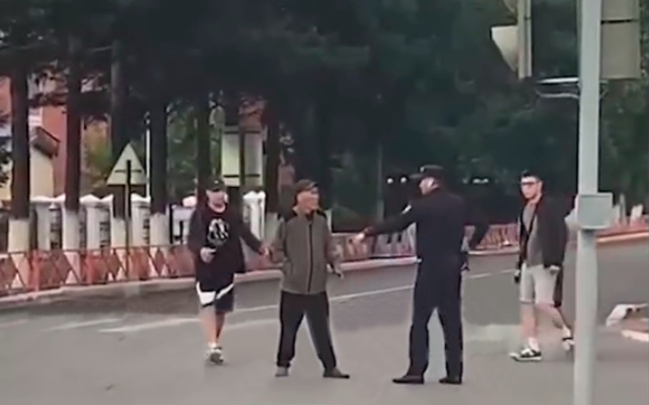 В Туве следователь полиции вместе с гражданами задержал подозреваемого в разбойном нападении