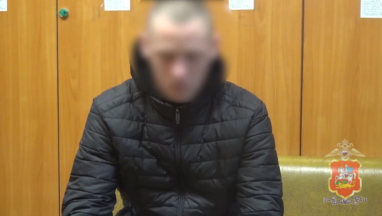 Подмосковные полицейские благодаря бдительной пенсионерке задержали курьера телефонных аферистов