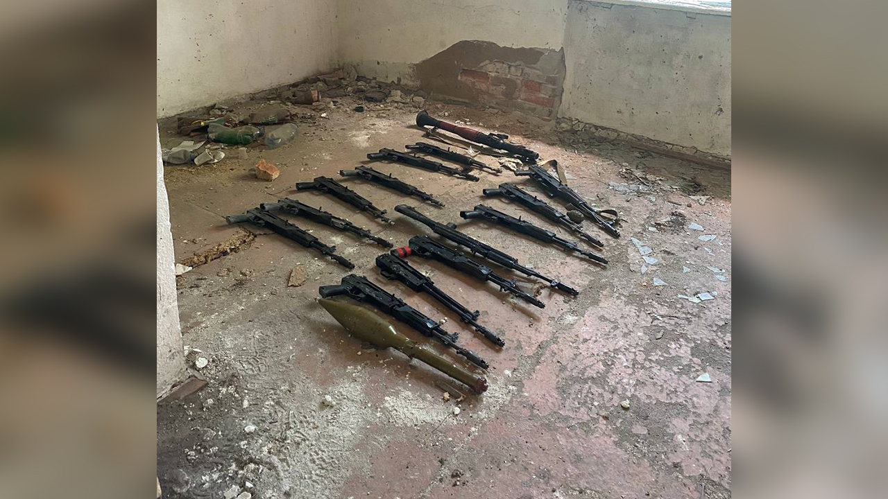 В Запорожской области правоохранители нашли тайник с оружием и боеприпасами в заброшенном доме