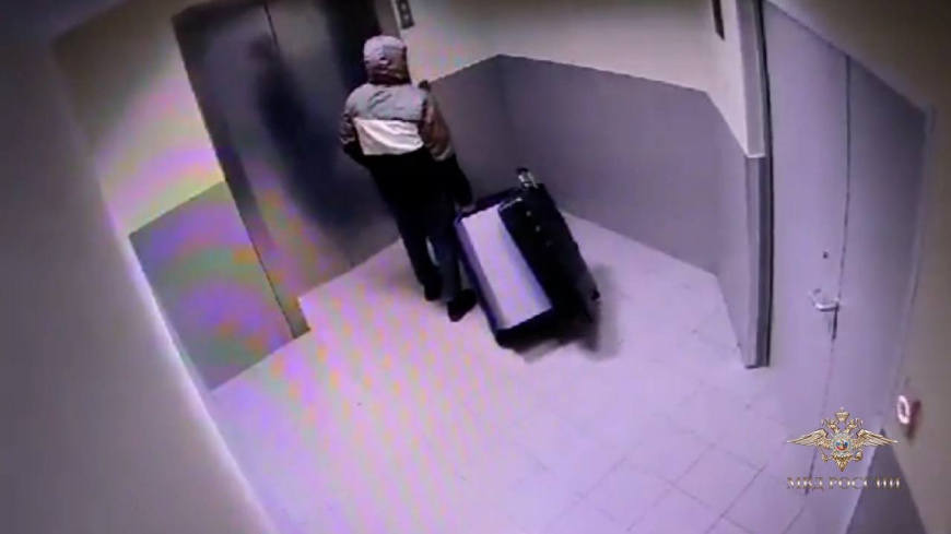 В Москве сотрудники полиции задержали двоих подозреваемых в хищении сейфа с денежными средствами
