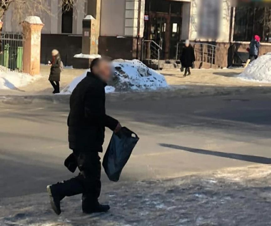 Грабителя, пытавшегося вырвать из рук пенсионера пакет с лекарствами, задержали полицейские Томска