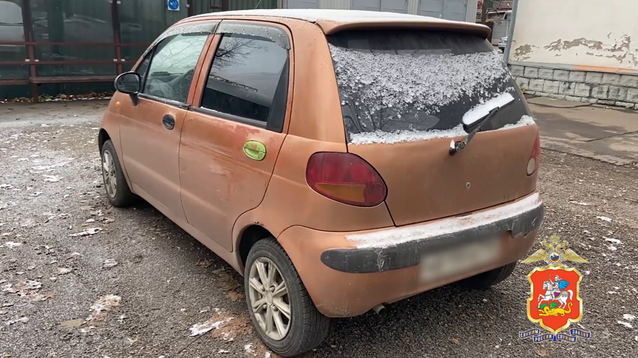 Полицейские Подмосковья задержали автовора, когда тот спал в чужой машине на одной из улиц столицы