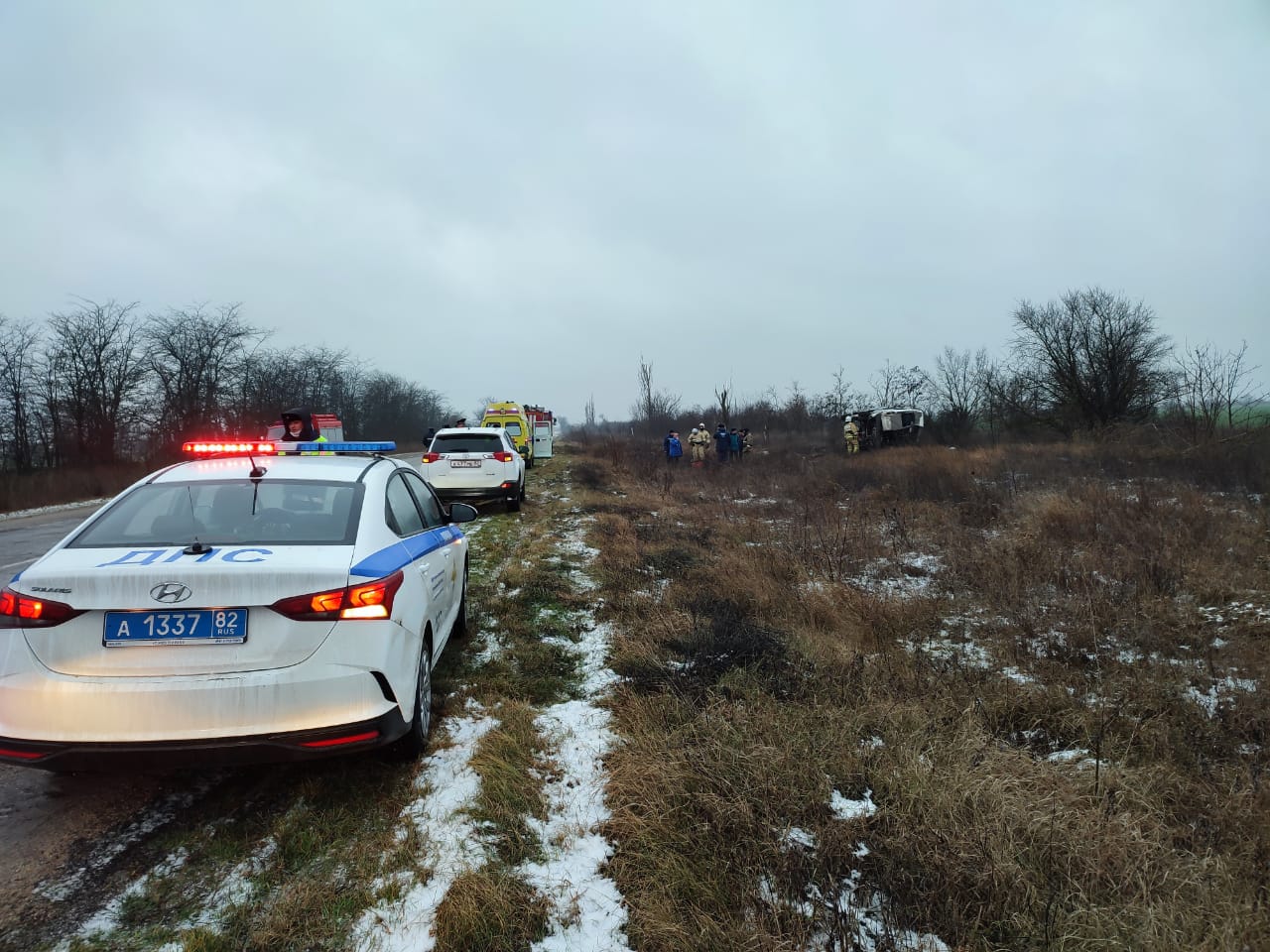 В Крыму сотрудники полиции выясняют обстоятельства опрокидывания автобуса на трассе