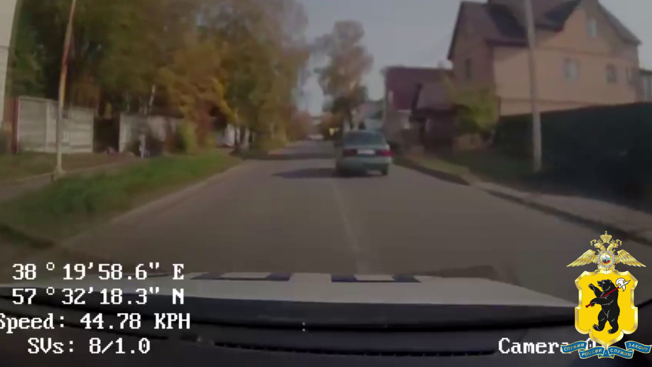 Ярославские полицейские в ходе погони остановили иномарку, которой управлял несовершеннолетний