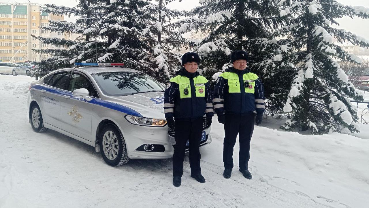 В Забайкалье инспекторы ДПС в непогоду доставили в больницу ребёнка, нуждавшегося в медпомощи