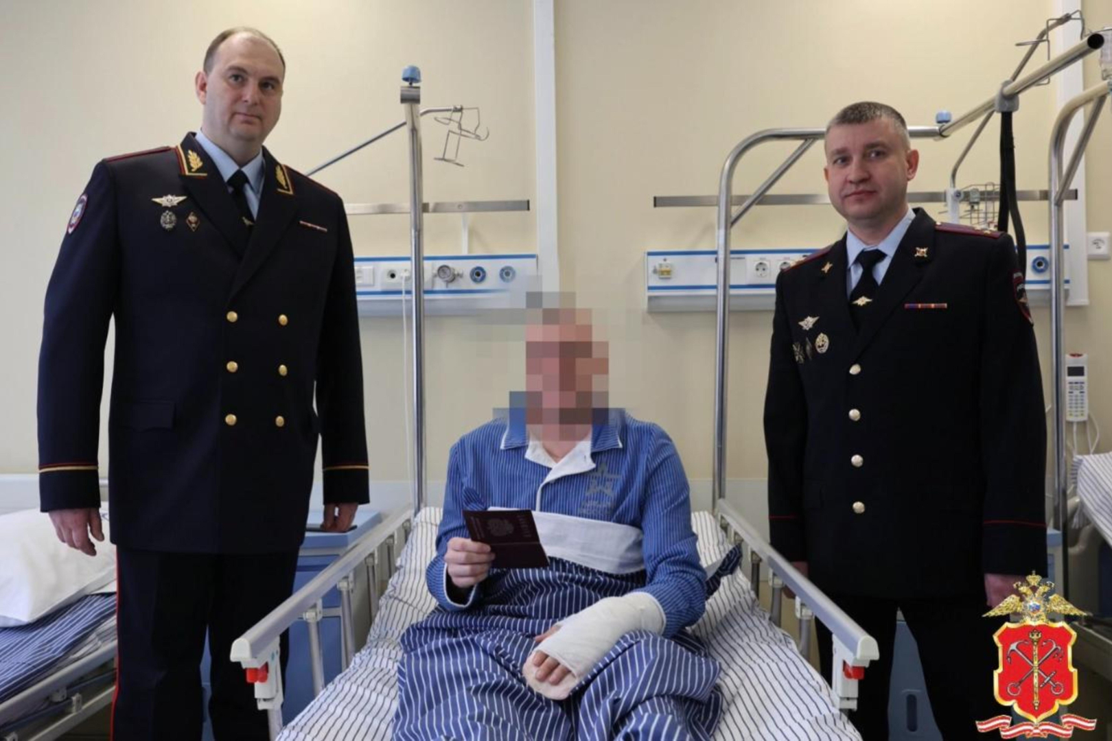 В Петербурге полицейские вручили паспорта пятерым военнослужащим, утратившим документы в зоне СВО