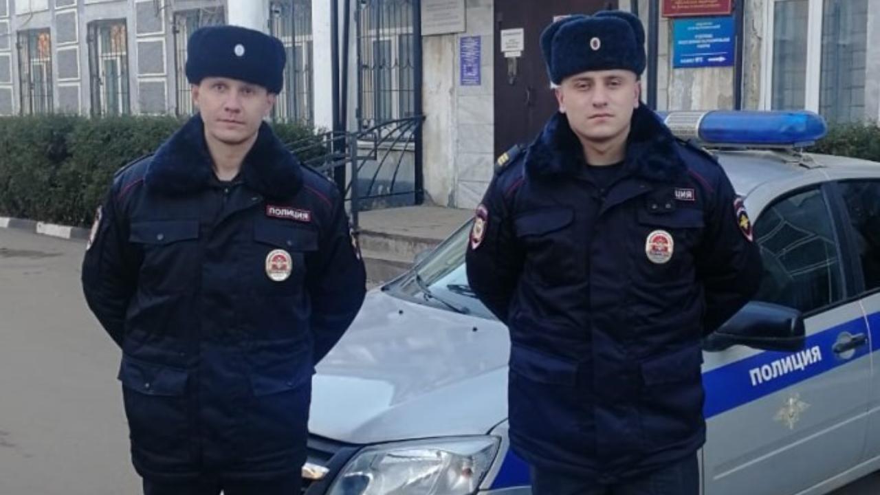 Полицейские Максим Дунаев и Дмитрий Соломатин спасли детей из горящего дома в Новомосковске