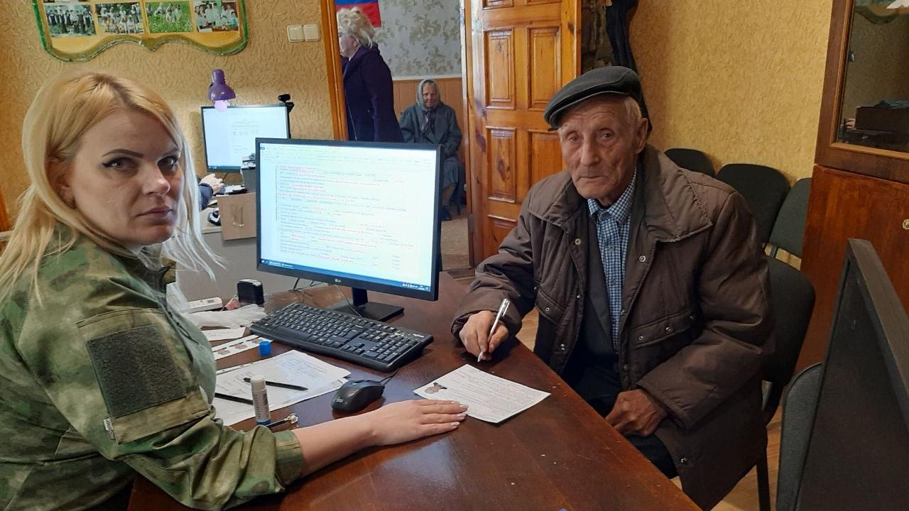 Херсонские полицейские помогают получить российские паспорта пожилым людям, имеющим статус «детей войны»