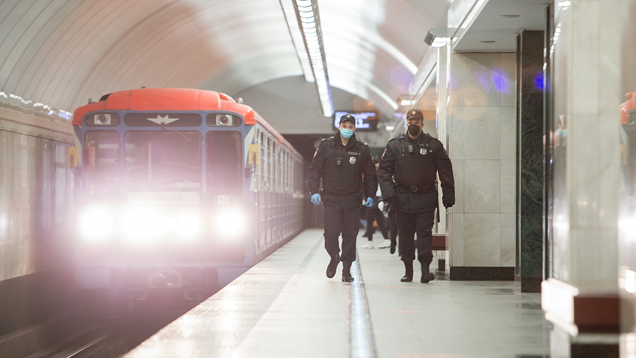 Полиция задержала мужчину, спрыгнувшего на рельсы на станции метро «Кленовый бульвар» в Москве
