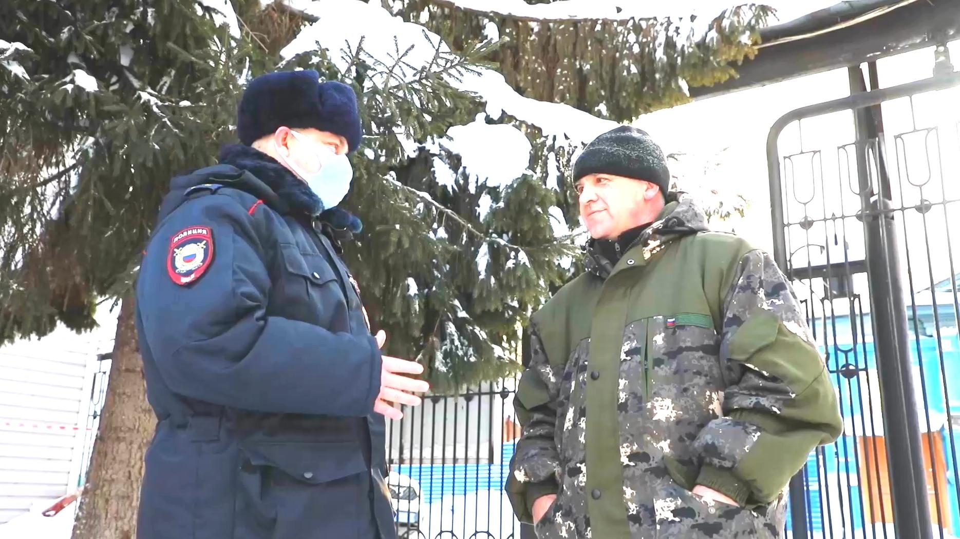 В Нижегородской области командир взвода ППСП спас из горящего дома мужчину