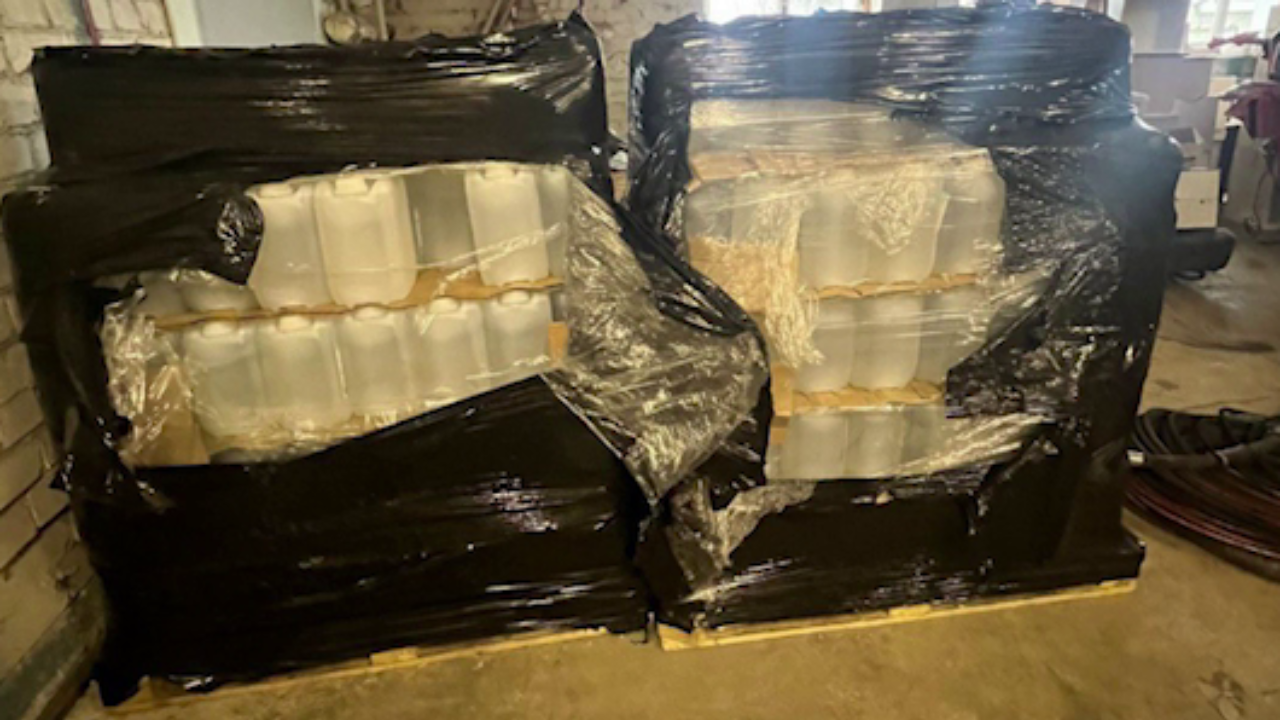 Полиция изъяла у кировчанина 5 тысяч литров спирта, ввезённого для продажи под видом дезинфектанта